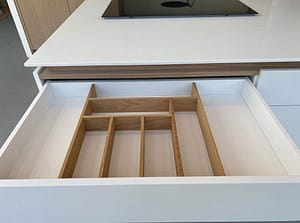witte keuken met kookeiland laden witte moderne keuken met kookeiland en soft touch laden