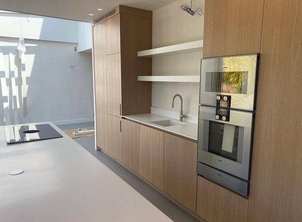 witte moderne keuken met kookeiland en Gaggenau apparaten