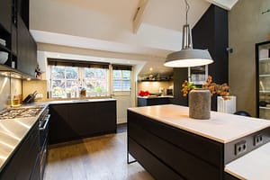 zwart houten keuken