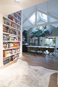 boekenkast van vloer tot plafond